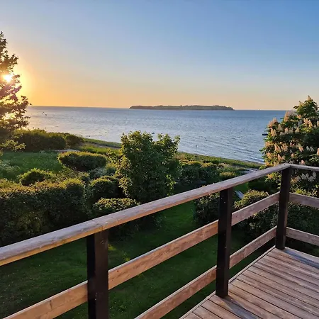 Villaer Spacious Waterfront Family