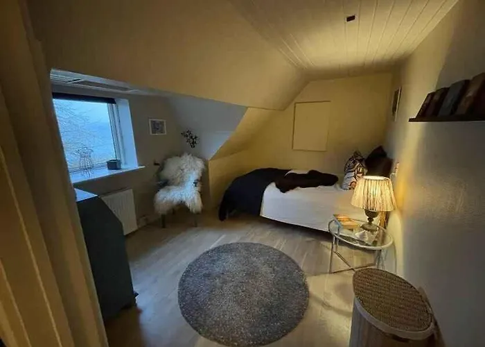 Spacious Waterfront Family *