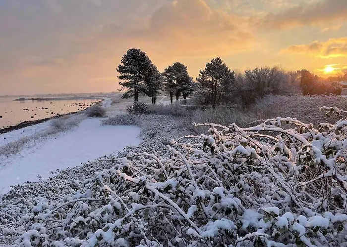 Spacious Waterfront Family *