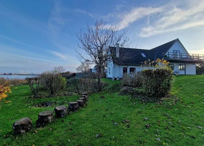 Spacious Waterfront Family * Føllenslev
